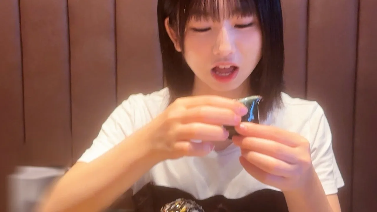 隣からあこちゃんのカリカリポテトを食べる音が聴こえる。 井上春華